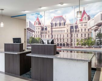 La Quinta Inn & Suites by Wyndham Latham Albany Airport - Latham - Recepción