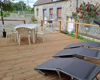 Maison restaurée avec charme à Domfront, animaux admis, wifi, près des pistes cyclables - Domfront-en-Poiraie - Patio
