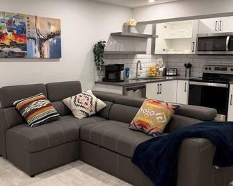 Modern Private 2br Suite Near Edmonton Airport - Leduc - Obývací pokoj