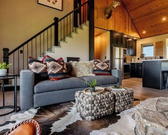 Cedar Mountain Retreat- Hot Tub, Pet Friendly, Mountain Views - Cody - Sala de estar