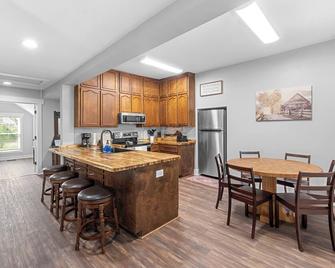Farmhouse at Magnolia Valley - Fort Valley - Kitchen