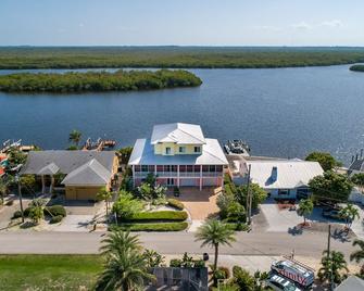 Kokopelli Villa - Matlacha waterfront close to Cap Coral - private home locally managed, fair & honest pricing - Matlacha - Building