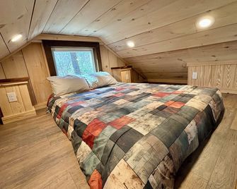 Cozy tiny cabin with Loft 10 minutes from DuPont State Park - Brevard - Bedroom