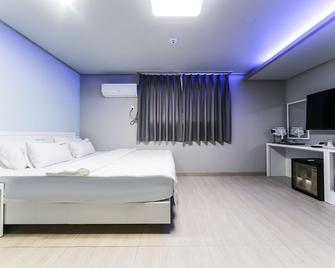 Yeongcheon Yolo Self Check-In Motel - Yeongcheon - Bedroom