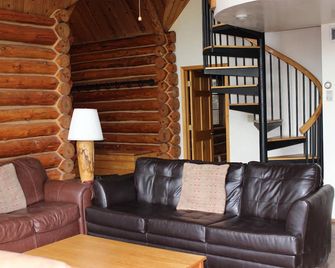 Secluded--on an acre in the pines! A Short Walk to the Fabulous Greer Lakes! - Greer - Sala de estar