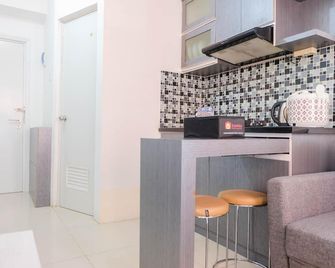 Warm and Cozy 2BR Green Pramuka Apartment near Mall - Yakarta - Cocina