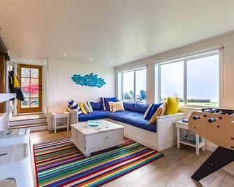 Most Charming Beach Cottage on the Sunshine Coast of British Columbia - Roberts Creek - Living room