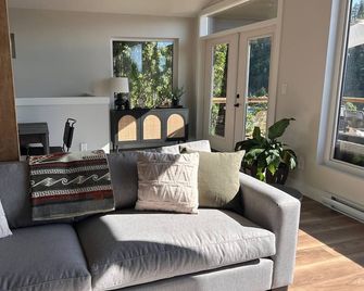 Brand New 2 Bedroom Oceanside Cabin w/ Spectacular Ocean views & Pet Friendly! - Heriot Bay - Living room
