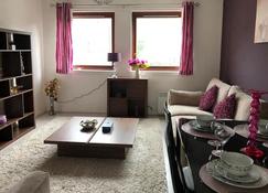 Beautiful Self-Catering 2 Bed Apartment with Free Parking 10 Minutes to City Centre - Edimburgo - Sala de estar