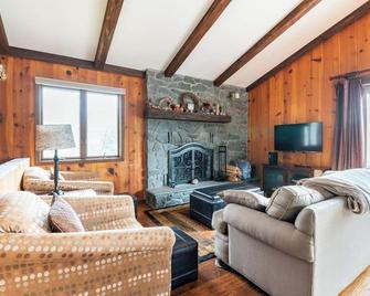 Beautiful Windham Chalet 2 minutes to the Mountain - Windham - Living room