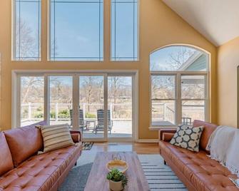 Luxurious Retreat Spacious With Deck Bbq Grill - Beaverton - Living room