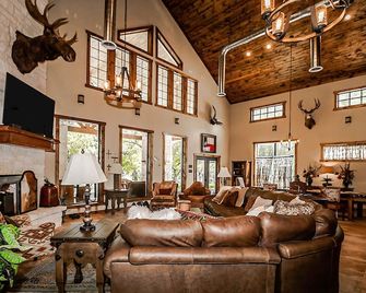 Porter's Tree Haus, Private Riverfront @Vacation Frio River Sleeps 17-34 - Concan - Living room