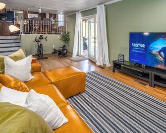 Centrally Located near airport, Museums, and More, with 4 BRs and 3 Full Baths - Florence - Living room