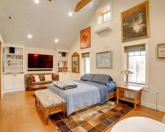 Pool Access Pet-Friendly Pennsylvania Cabin! - Laughlintown - Habitación