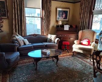 The Katherine Holle House - Watertown - Вітальня