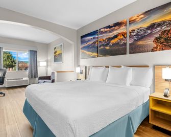 Days Inn & Suites by Wyndham Castle Rock - Castle Rock - Bedroom