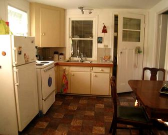 Homey Lakefront Cottage Rental near Turkey Point, Ontario - Port Dover - Kitchen
