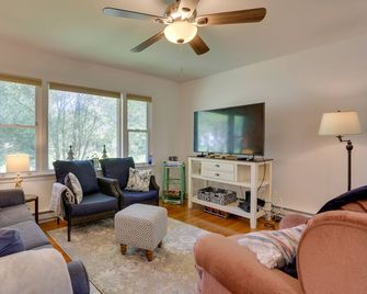 Kiamesha Lake Home w/ Deck: 4 Mi to Resorts World! - Kiamesha Lake - Living room