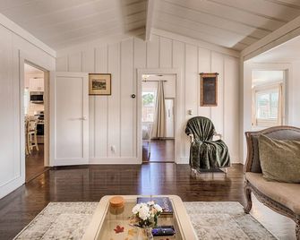 Timeless Charm, Modern Comfort close to everything - Sonoma - Living room