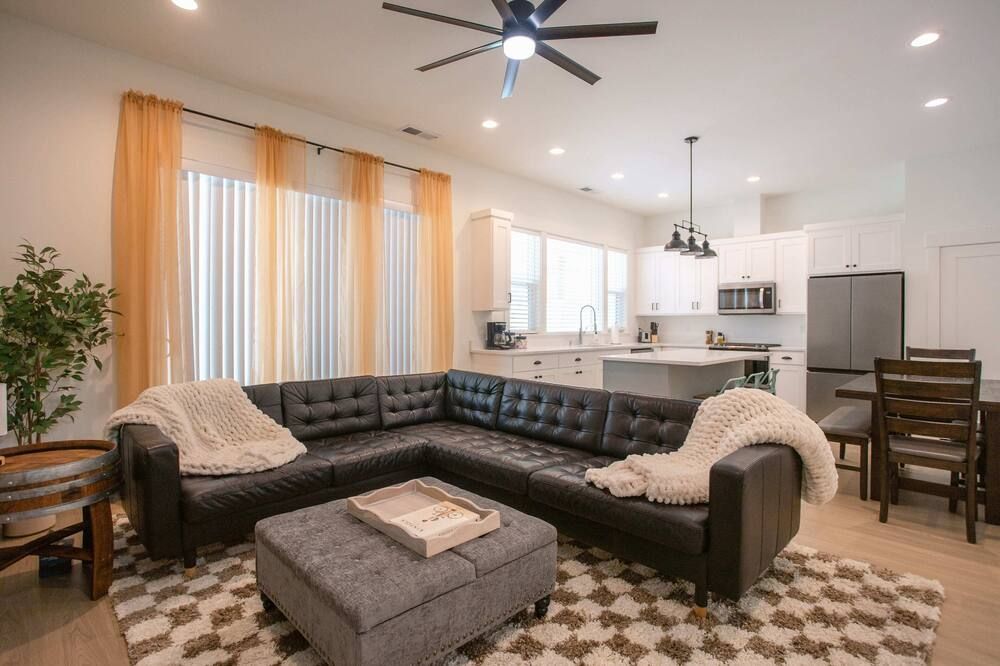 The Fairway Townhouse | Minutes from Golf Course | Sleeps Up To 7