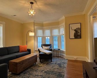 Renovated, Cozy 1920 Camden Village Home on Pearl St. with Air Conditioning! - Camden - Living room