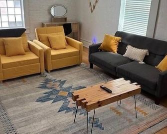 Historic Downtown Loft - Waxahachie - Pokój dzienny