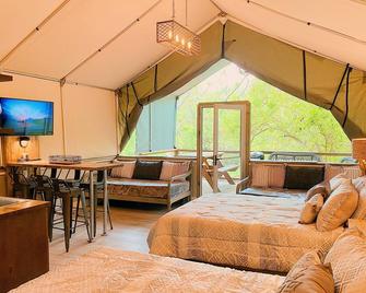 Sleeps 6! Brand new Cabin with many amenities: Pool, hot tub, kayaking! - SG17 - Seguin - Restaurace