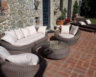 Tuscany Sun: Typical Tuscan stone farmhouse with private infinity pool - Montevettolini - Patio