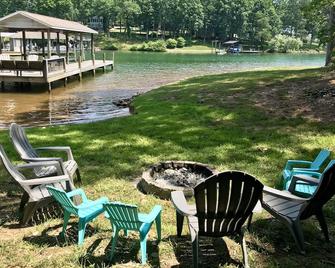 Lake Living At Its Finest. Cozy Cottage With Wide Water And Mountain Views. - Huddleston - Patio