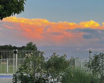Spacious Barn Conversion for 12 , with swimming pool near Aubeterre-sur-Dronne - Bonnes - Vista del exterior