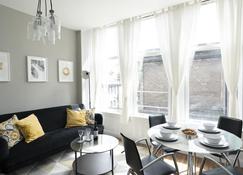 Greenstar Apartments - Dundee - Living room