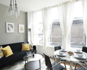 Greenstar Apartments - Dundee - Living room