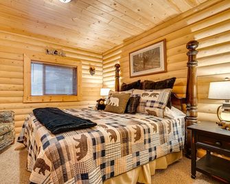 Spacious Packwood Cabin w/ Hot Tub - Near River - Packwood - Habitación