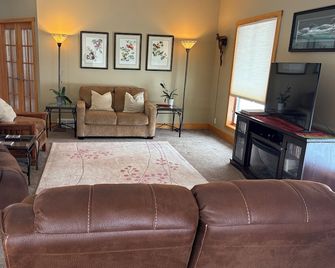 Upper Iowa River Valley Overlook, Peaceful Country Escape - Decorah - Вітальня