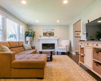Quiet suburban home close to Fairfield beaches and universities - Fairfield - Living room