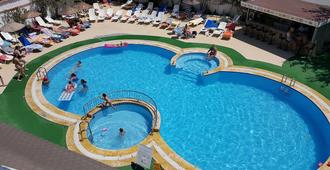 金月公寓飯店 - 庫薩達斯 - 游泳池