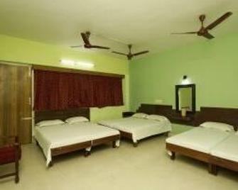 Triveni Tourist Home - Kanyakumari - Bedroom