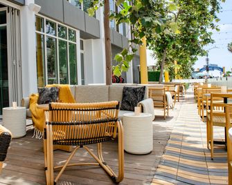 ذا بيرسايد سانتا مونيكا - سانتا مونيكا - شرفة مرصوفة