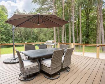 A Brown County Family Retreat, Luxurious & Private - Columbus - Patio