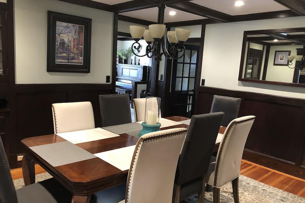 Historic house renovated for modern convenience - بوسطن - غرفة طعام