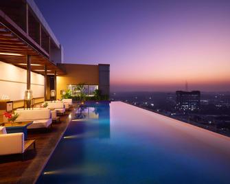 Novotel New Delhi City Centre - New Delhi - Pool