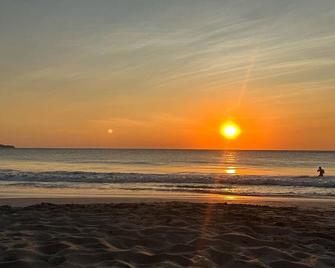 Guanacaste paradise! 4BR family oasis near beaches & airport. Explore and Relax - Palmira - Plage