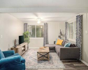 Pure Relaxation a short walk to Lake Ariana! 4 bed - Auburndale - Living room