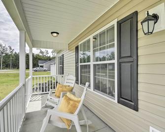 Newly-Updated Loris Home with Big Private Yard! - Loris - Balcony