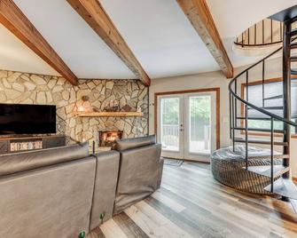 Near Lake Gaston: Unique Home w/ Deck & Fire Pit! - Bracey - Living room