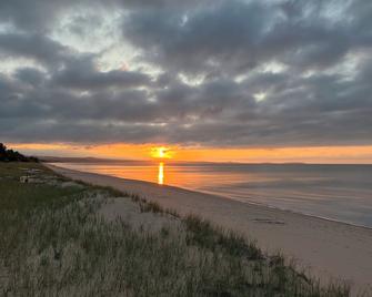 Beach Front Cottage - Lake Superior - Marquette - Beach