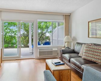 Sea Crest Resort - Amagansett - Living room