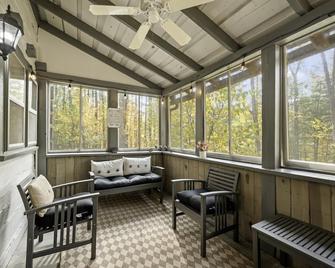 Atop Pine Hill Cabin - Nashville - Living room