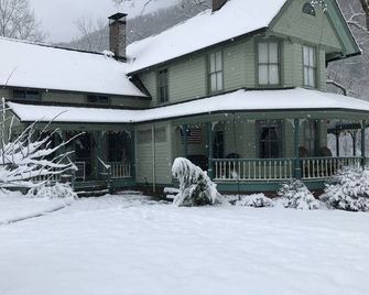 Historic Victorian Farmhouse near Great Smoky Mtns Nat Park - Walland - Rakennus