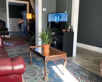 Moravian 5 bedroom townhouse - Bethlehem - Living room